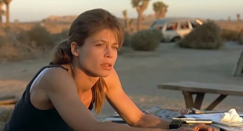 Сара Коннор в пустыне на столе