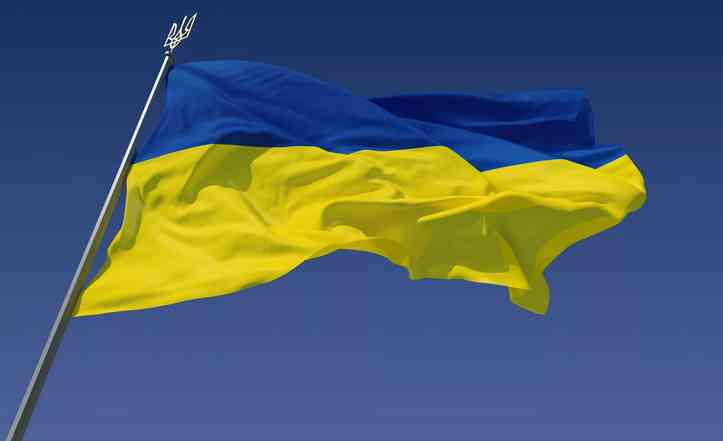 Небо и украинский флаг с символом